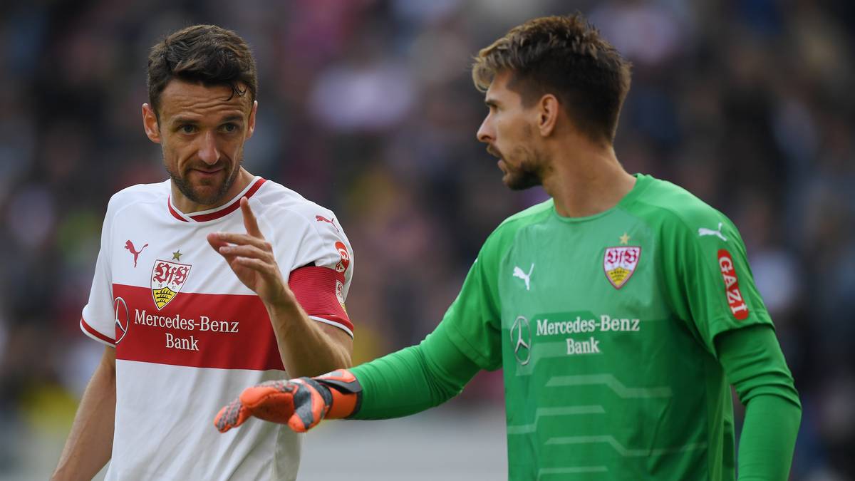 Mit Torwart Ron-Robert Zieler (r., zu Hannover 96) und Christian Gentner (zu Union Berlin) verlor der VfB zudem zwei weitere Leistungsträger und Identifikationsfiguren. Der neue Coach Tim Walter hat in der Sommerpause dennoch eine schlagkräftige neue Mannschaft geformt
