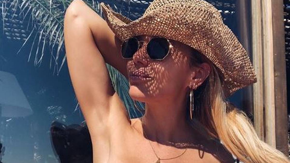 Im Ruhestand hat der Argentinier nun recht viel Zeit, die er mit seiner Ehefrau Evangelina Anderson verbringt, die sich wiederum auch gern selbst in Pose setzt 