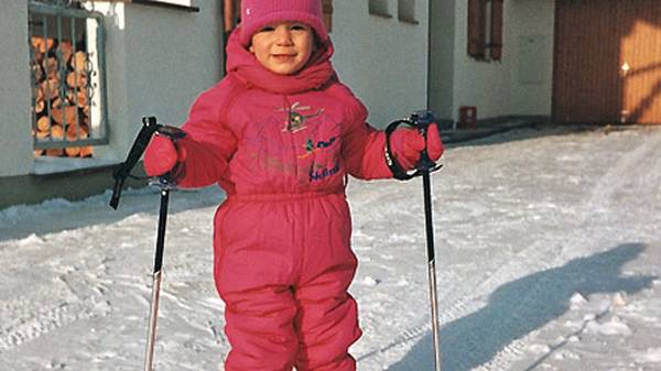 Erstmals steht Klein-Maria mit zwei Jahren auf Skiern - kein Wunder. Denn wer in Garmisch-Partenkirchen geboren ist, kommt damit Skiern auf die Welt