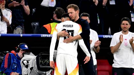 Julian Nagelsmann umarmt seinen Matchwinner