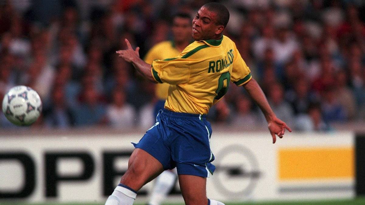 RONALDO: Ist er DER Jahrhundertstürmer? Seinen Torinstinkt verdankt Brasiliens früherer Goalgetter jedenfalls auch seinen Erfahrungen beim Futsal. "Meine Beinarbeit musste sehr gut sein, da man immer wieder Gegenspielern auf engstem Raum ausweichen musste. Ich habe die Herausforderung geliebt, auf einem solch kleinen Platz zu spielen", sagte er einmal