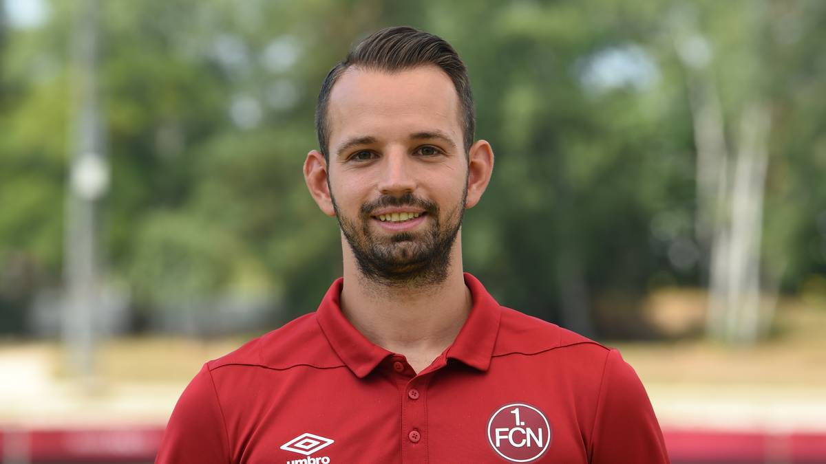 Beim 1. FC NÜRNBERG wurde zu Saisonbeginn FABIAN ADELMANN zum zweiten Co-Trainer neben Boris Schommers - mit damals nur 26 Jahren. Als Spieler nur Kreisklasse, empfahl sich der Franke durch gute Arbeit im Nürnberger Nachwuchs für Höheres. Konzentriert sich zusammen mit Chef Michael Köllner vor allem auf das Offensiv-Training