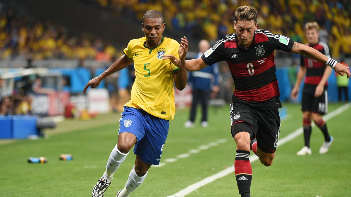 DEFENSIVES MITTELFELD - Fernandinho (2014): Soll im Verbund mit Luiz Gustavo beim 4-2-3-1 von Trainer Luiz Felipe Scolari die Mittelfeldzentrale dicht machen. Der Mann von Manchester City ist dieser Aufgabe nicht gewachsen