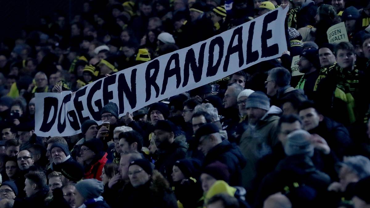 Bereits zuvor wandte sich Stadionsprecher Norbert Dickel explizit an die Südkurve. Er begrüßte dabei nicht wie sonst "die besten Fans der Welt", sondern "die wahren Fans von Borussia Dortmund"