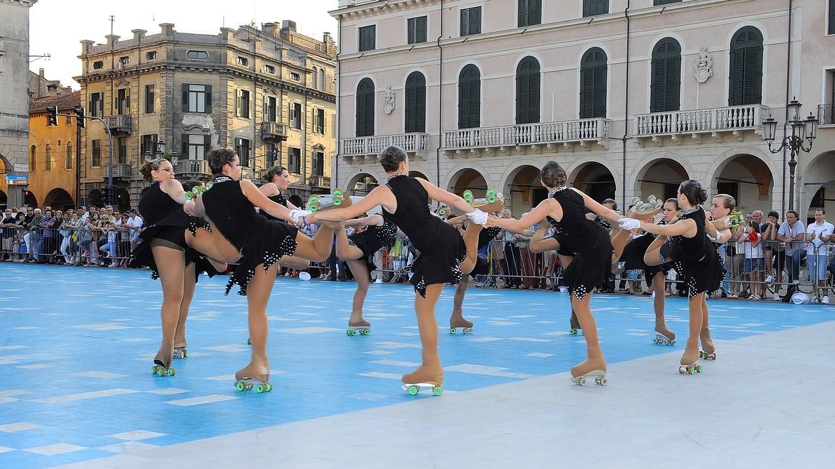 Beim Inlinekunstlaufskate werden Eiskunstlaufen und Inlineskaten kombiniert. Es kommt ebenfalls auf die Technik bei den einzelnen Figuren an