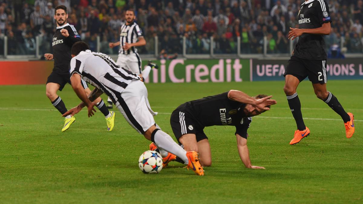 Die zweite Halbzeit beginnt für Real allerdings wie die erste ziemlich unglücklich. Daniel Carvajal legt Carlos Tevez im Strafraum. Der Schiedsrichter zeigt auf den Punkt, Elfmeter!