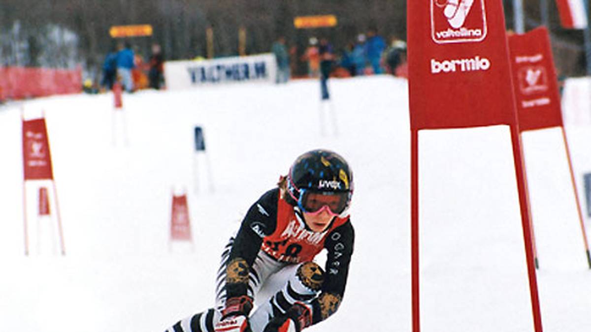 Bereits in ihrer frühen Jugend fährt Höfl-Riesch Erfolge ein. Hier geht sie als Elfjährige bei einem internationalen Jugendrennen an den Start