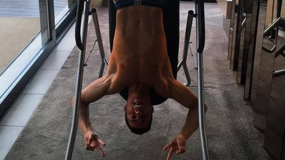 Für seinen Sixpack steht Ronaldo sogar Kopf