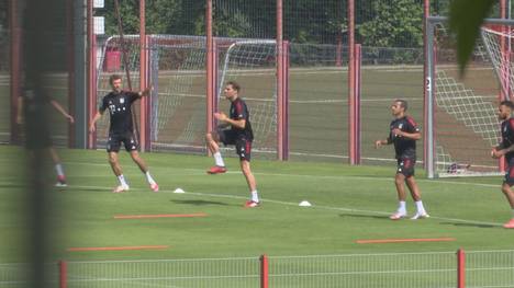 Mit vielen Stars, aber ohne einen prominenten Neuzugang hat der Rekordmeister wieder das Training aufgenommen. Leroy Sané fehlte aber auf dem Platz.