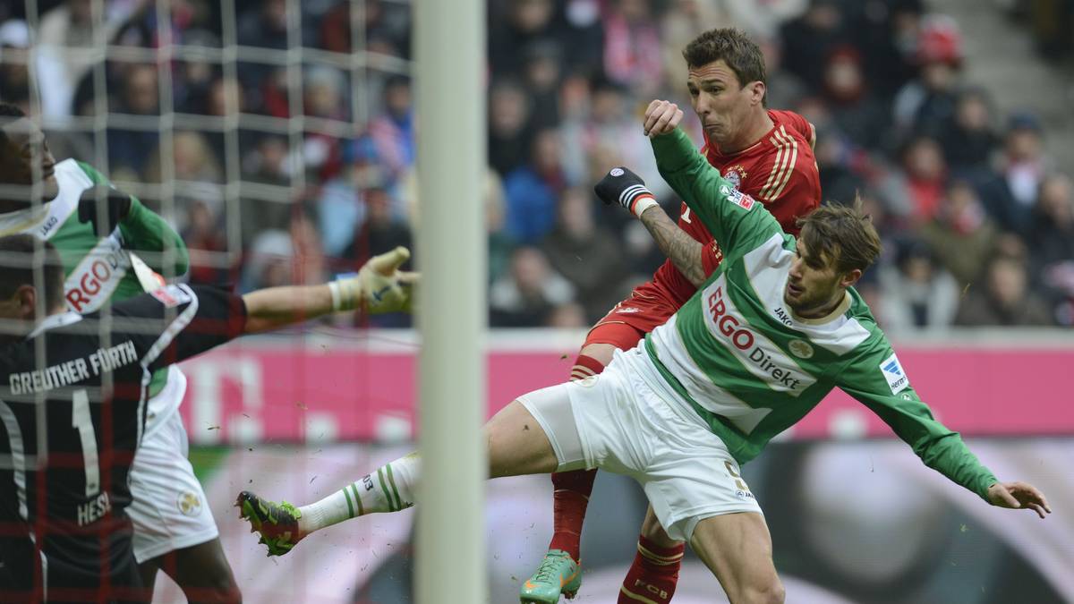 Der 18. Spieltag der Saison 2012/2013 ist kein Glückstag für die Schlussmänner. Fürths Wolfgang Hesl lässt einen harmlosen Schuss von Bayerns Mario Mandzukic ins Tor kullern