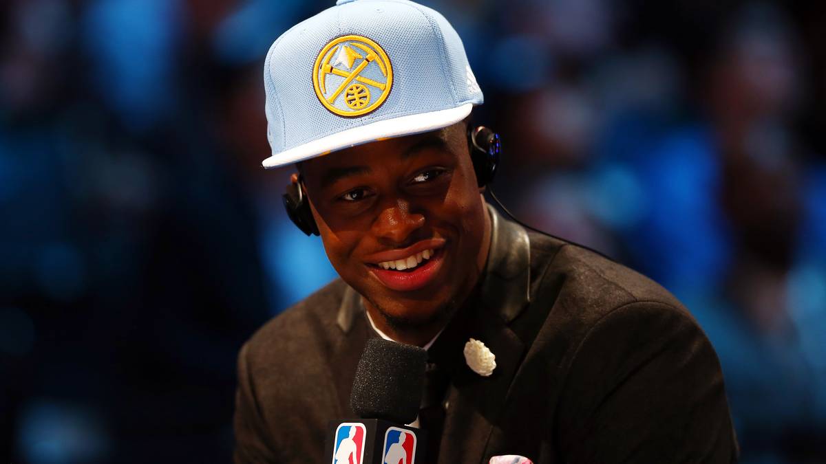 7. DENVER NUGGETS - Emmanuel Mudiay (Point Guard; Guangdong Southern Tigers; 19): Der im Kongo geborene Aufbauspieler ist neben Porzingis die große Unbekannte im Draft. Statt ans College zu gehen, spielte Mudiay in China. Die Frage ist, was seine Leistungen dort in der NBA wert sind. Er bringt mit 1,96m Gardemaß für einen Point Guard mit, ist unglaublich athletisch, kann am Ring abschließen, sein Wurf braucht aber noch viel Arbeit. Sein Kommen gibt den Gerüchten um einen Trade von Ty Lawson neues Futter. NBA-Vergleich: Tyreke Evans