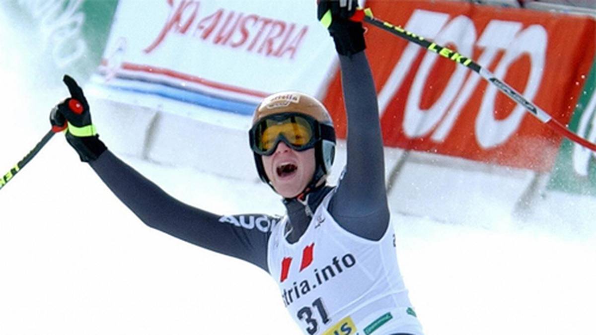 Nach zahlreichen Erfolgen im Juniorenbereich debütiert sie am 16. Februar 2001 im Weltcup, ein Jahr später steht sie erstmals auf dem Podest. Den ersten großen Sieg ihrer Karriere feiert sie am 30. Januar 2004, als sie die Abfahrt von Haus im Ennstal gewinnt. Höfl-Riesch ist endgültig in der Weltspitze angekommen