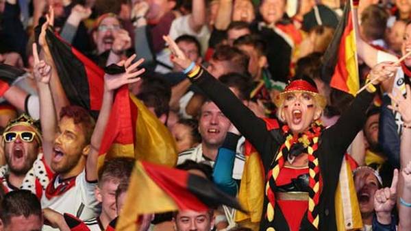 Deutschland bejubelt den WM-Triumph der DFB-Elf. Auf den Fanmeilen des Landes feiern die Fans bis tief in die Nacht