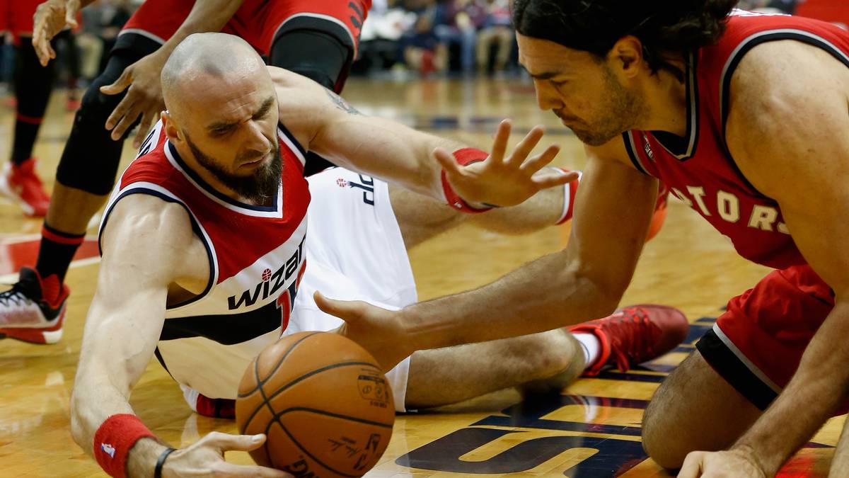 Beim Spiel der Washington Wizards gegen die Toronto Raptors wird sogar noch auf dem Boden um den Ball gekämpft. Torontos Luis Scola (r.) bekommt dabei zuerst eine Hand an den Ball
