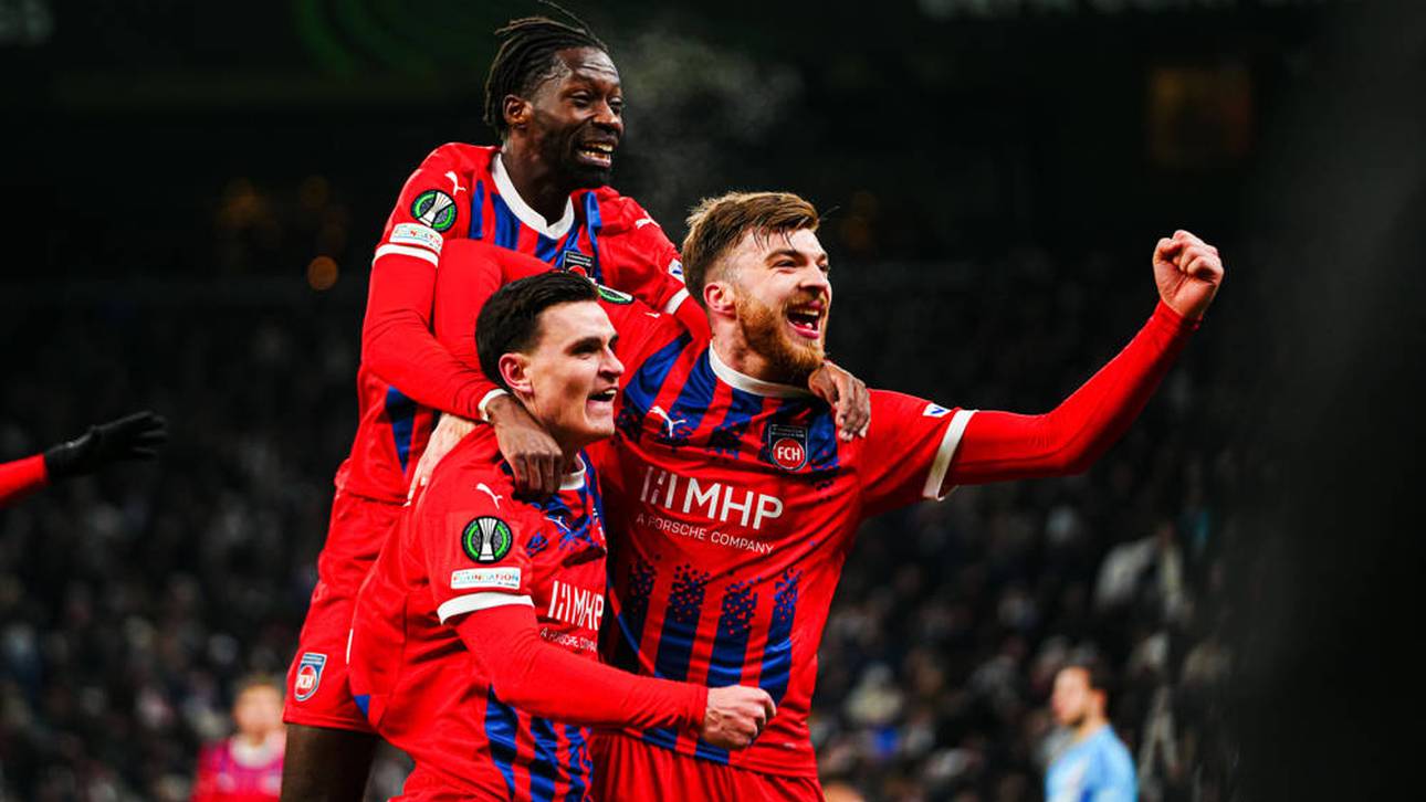 Tim Siersleben (r.) bejubelt mit seinen Teamkollegen den späten Siegtreffer zum 2:1