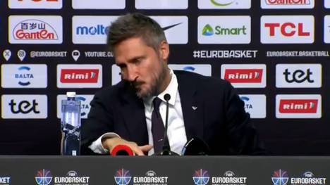 Italiens Basketball-Nationaltrainer Gianmarco Pozzecco tritt nach dem Achtelfinal-Aus bei EuroBasket 2025 gegen Slowenien unter Tränen zurück und sorgt für einen bewegenden PK-Moment.