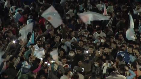 Superstar Lionel Messi gewinnt mit Argentinien das Finale der Copa America gegen den Erzrivalen Brasilien. Danach kennt die Party in Buenos Aires keine Grenzen.