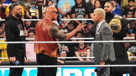 The Rock (2.v.l.) steigt bei WrestleMania 40 wieder in den WWE-Ring