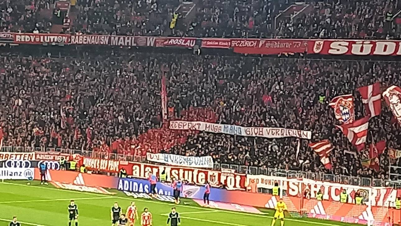 Die Fans des FC Bayern teilten mit diesem Banner gegen 1860-Präsident Gernot Mang aus
