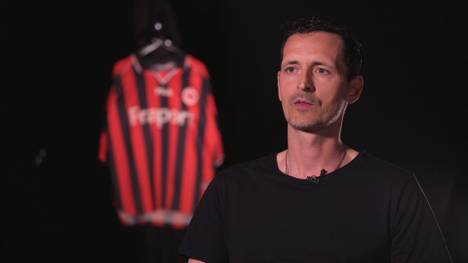 Dino Toppmöller ist neuer Cheftrainer bei Eintracht Frankfurt und tritt somit in die Fußstapfen seines Vaters. Auch dessen erste Trainerstation in der Bundesliga waren die Hessen.