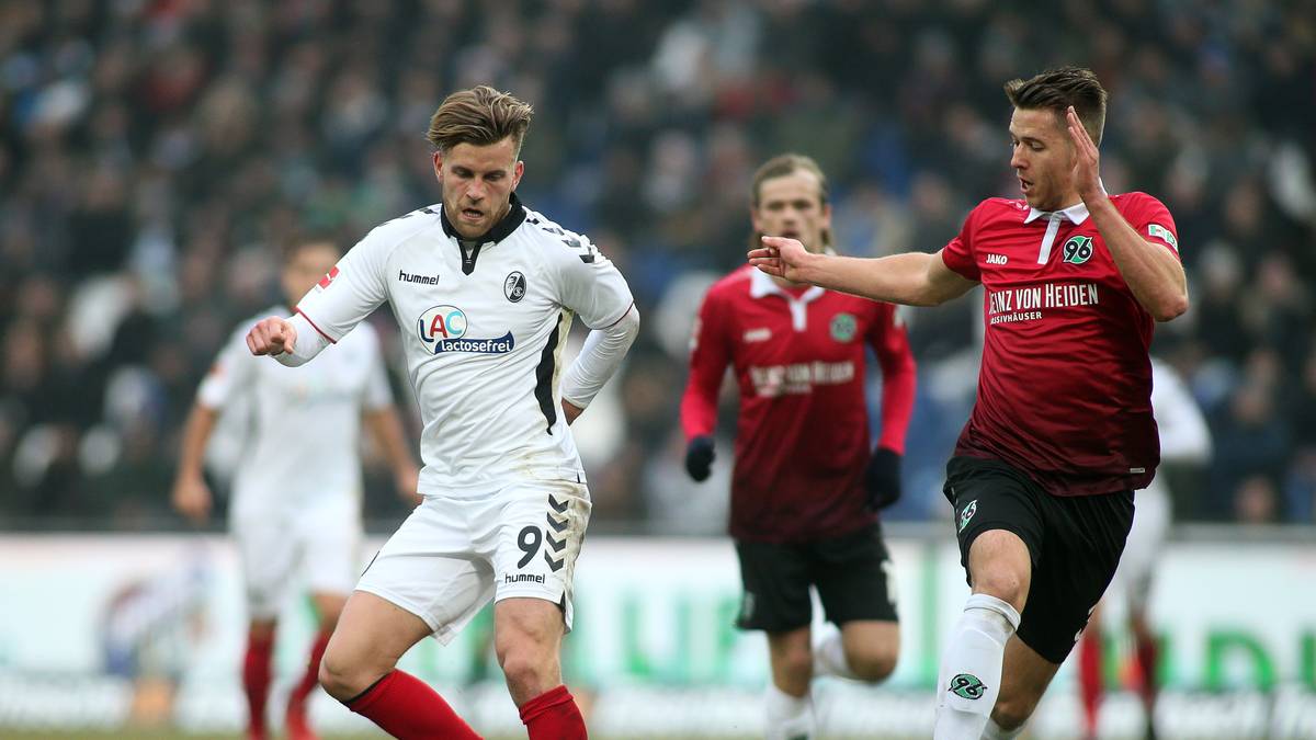 Hannover findet gegen zuletzt äußerst starke Freiburger durchaus die eine oder andere Lücke. Eine davon nutzt Eigengewächs Waldemar Anton (r.) zur 1:0-Halbzeitführung