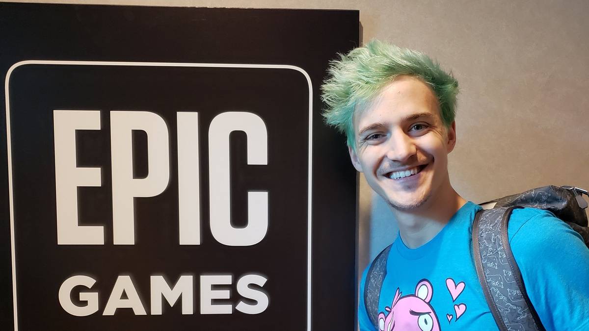 NINJA - 10,8 Millionen Follower: Wer kennt ihn nicht? Tyler „Ninja“ Blevins ist mit Abstand der größte und bekannteste Streamer weltweit. Durch seine unterhaltsamen und spektakulären Stunts in Fortnite erlangte der 27-Jährige großen Ruhm. Allerdings fing seine Gaming-Karriere schon 2009 mit Halo 3 an. Damals spielte er noch professionell für diverse eSports-Organisationen. Er brach seit dem Fortnite-Hype mehrere Rekord auf der Live-Streaming-Plattform. In einem seiner Live-Streams spielte er mit dem Rapper Drake zusammen und hält seit dem den Rekord mit den meisten Zuschauer einer Einzelperson. Zudem erreichte sein Kanal erstmalig die 10 Millionen Follower-Marke. Im Juni 2018 wurde seine Partnerschaft mit Red Bull verkündet. Neben seinem Erfolg geriet der beliebte Streamer auch wegen negativen Ereignissen ins Radar des Internets. In einem Interview erklärte er, dass er nicht mit Frauen streamen möchte um unnötige Gerüchte zu vermeiden, da er seine Ehe zu seiner Frau Jessica „JGhosty“ Goch, die seit seinem Aufstieg als seine Managerin agiert, schützen möchte