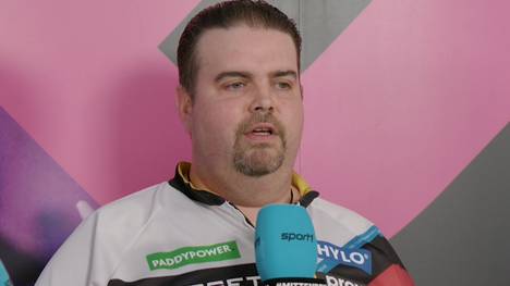 Gabriel Clemens freut sich auf sein Drittrundenmatch nach Weihnachten. Nach dem 3:0-Sieg gegen Wessel Nijman zeigt sich "Gaga" am SPORT1-Mikrofon äußerst zufrieden.