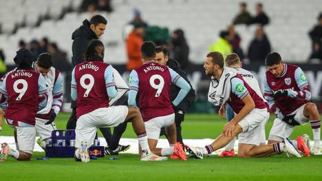 Die Spieler von West Ham United machten sich im Trikot ihres verunglückten Teamkollegen Michail Antonio warm