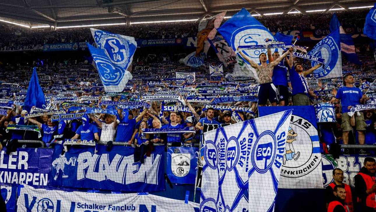 Die Schalker Fans besingen ausgelassen ihren Klub