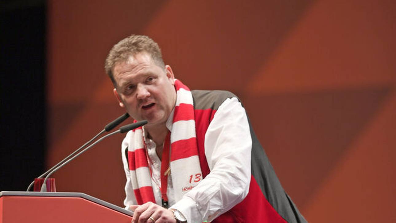 Hansi Gehrlein (Fanclub 13 Höslwanger) am Rednerpult bei der Jahreshauptversammlung des FC Bayern 2019