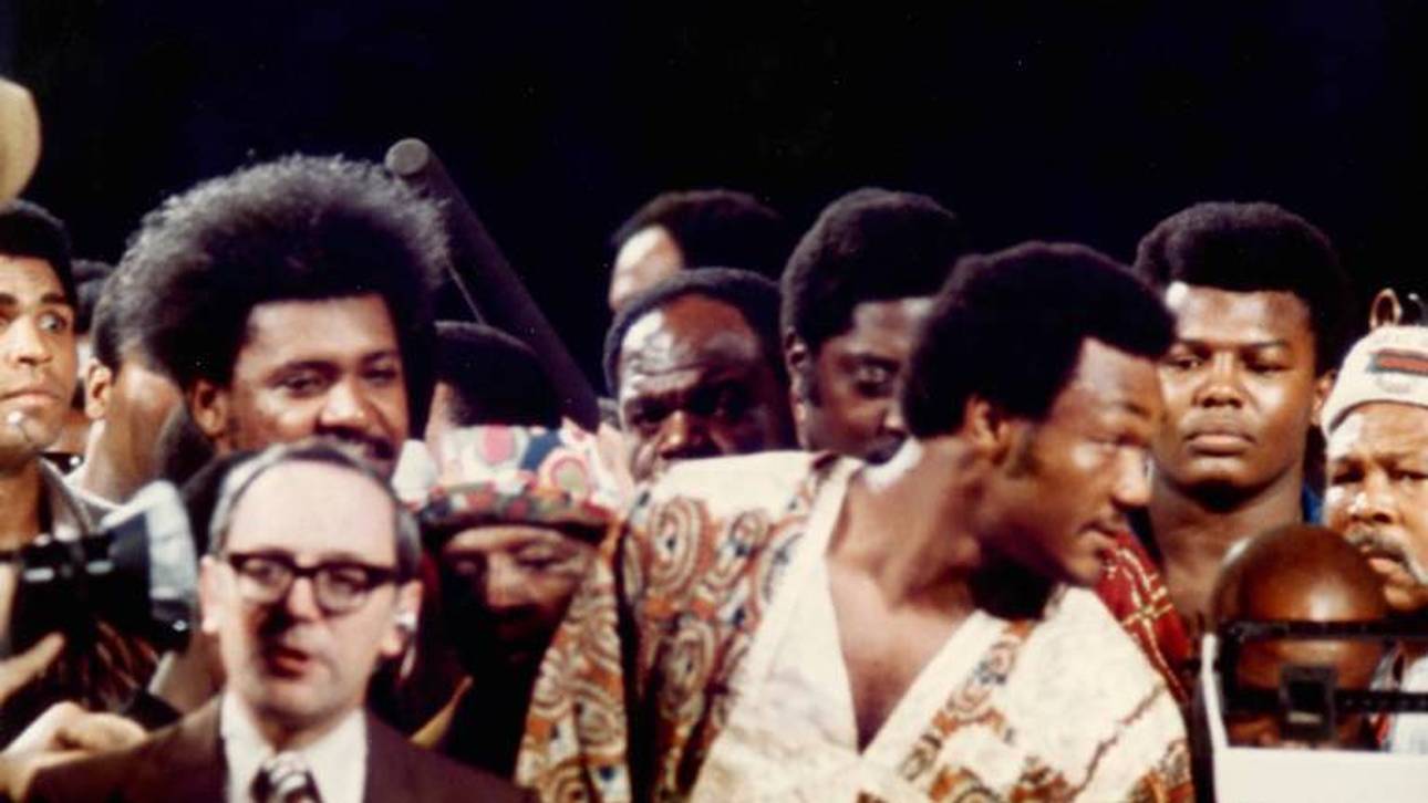 Don King (l.) und George Foreman (vorn rechts) beim Wiegen vor dem Kampf in Zaire