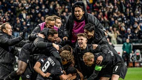 Mit einem Last-Minute-Treffer in der 121. Minute schießt sich Eintracht Frankfurt ins Viertelfinale der Europa League, der Wettbewerb wurde seit Schalke 1997 von keinem deutschen Team mehr gewonnen.