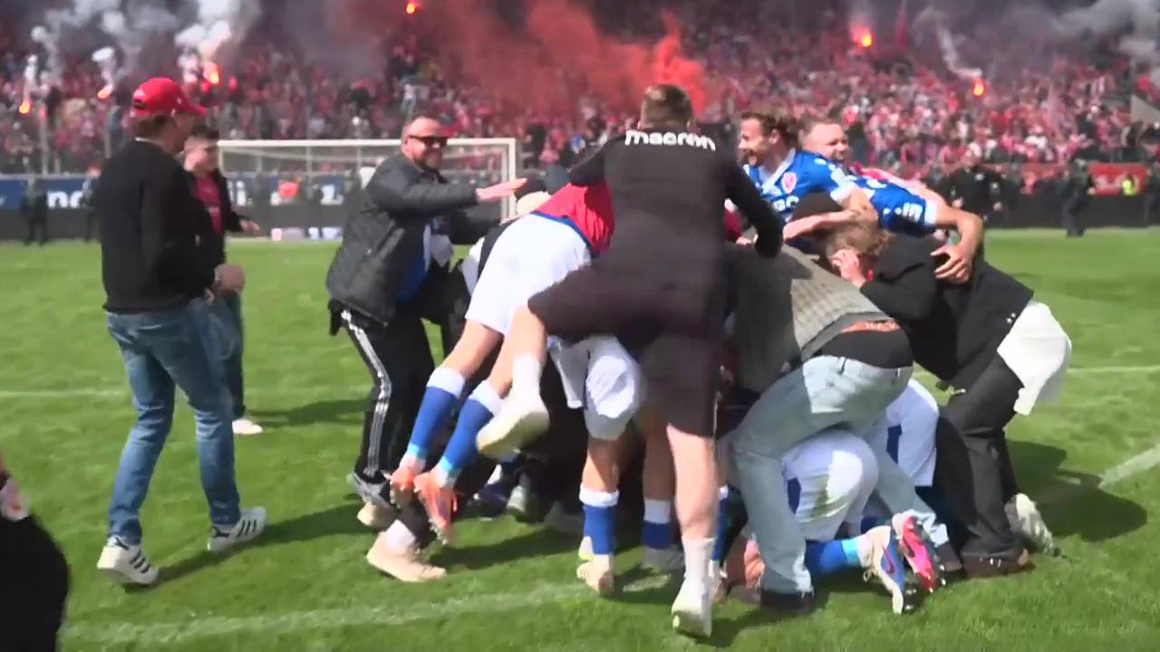 Völlige Ekstase bei Energie Cottbus! Nach dem Abpfiff brechen alle Dämme