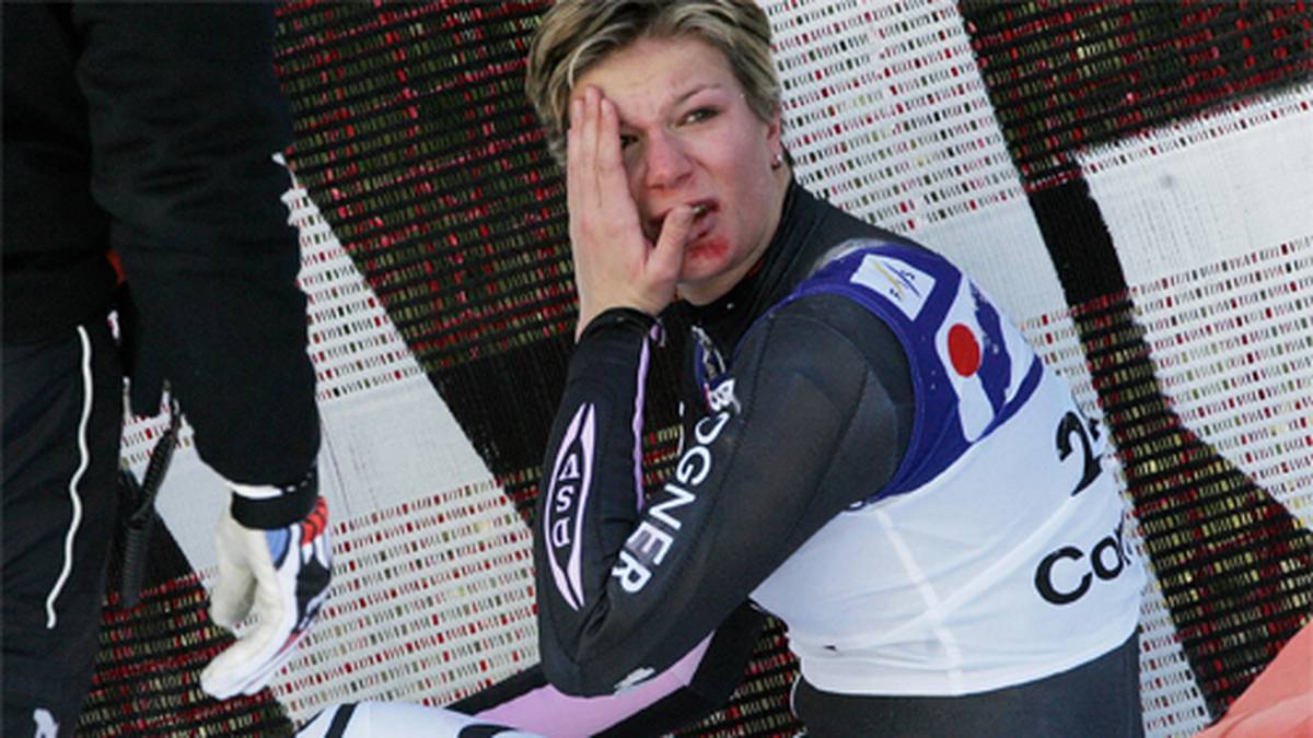 In der Folge muss sie allerdings einige Rückschläge einstecken. Im Januar 2005 zieht sie sich bei einem Sturz in Cortina D'Ampezzo einen Kreuzbandriss im rechten Knie zu und muss die Saison vorzeitig beenden