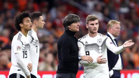 Joachim Löw (m.) und seine Mannschaft wollen Selbstvertrauen für das Spiel gegen die Niederlande tanken