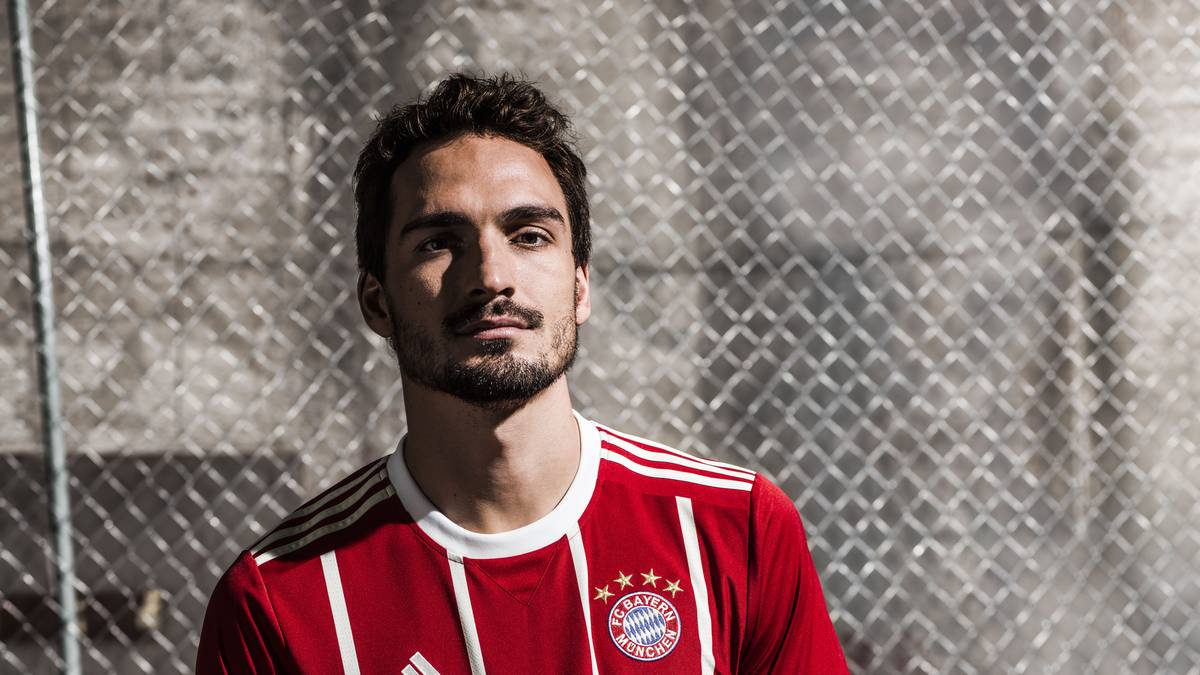 Die weißen Streifen auf den Schultern und den Ärmeln...