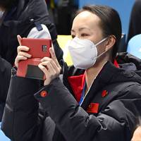 Vor zwei Jahren versetzt das Verschwinden von Peng Shuai die Tenniswelt in Aufruhr, zufriedenstellende Antworten gibt es immer noch nicht. Dennoch kehrt die WTA nun trotz einst vollmundiger Drohungen kleinlaut wieder in das Reich der Mitte zurück.