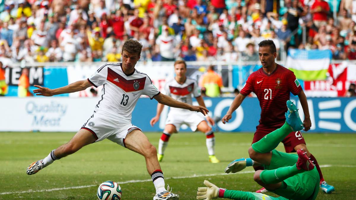 Auch bei der WM 2014 ist Thomas Müller bester deutscher Schütze. Mit seinen fünf Treffern (hier gegen Portugal) hat er einen gewichtigen Anteil am Titelgewinn. Diesmal schnappt ihm allerdings sein heutiger Teamkollege James den Goldenen Schuh weg