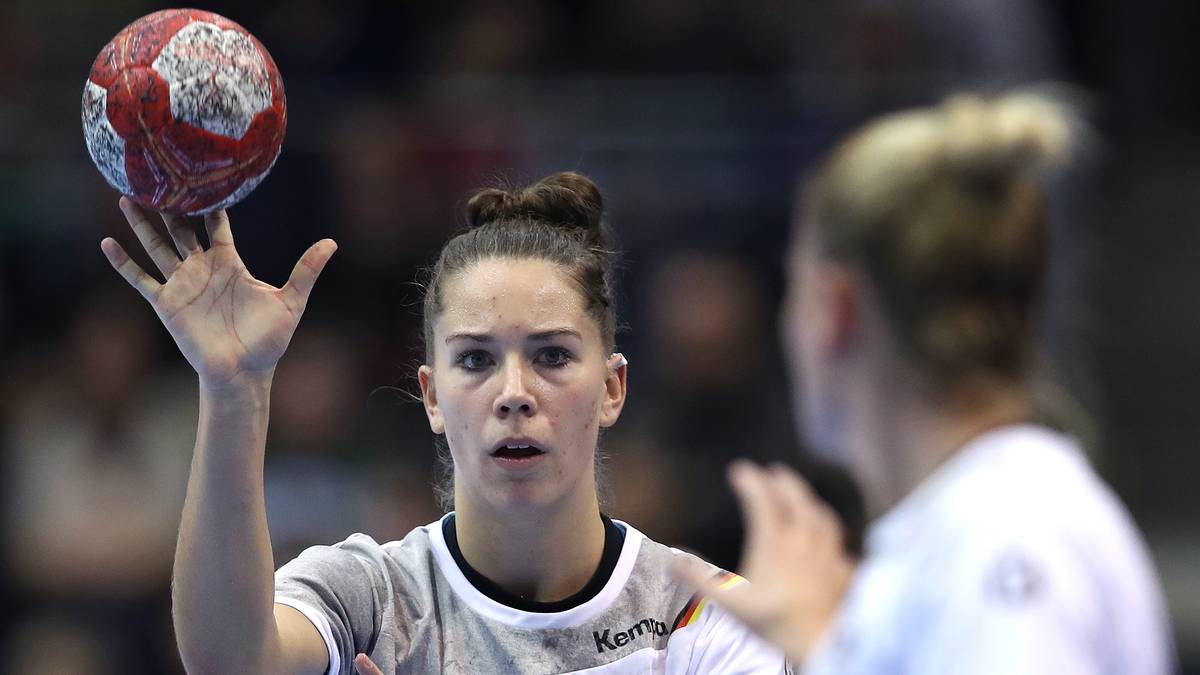 Doch die wohl größte deutsche Handball-Hoffnung lässt sich davon nicht beeindrucken: Mit 19 Jahren hat die Rechtshänderin schon zweimal den DHB-Pokal gewonnen, erreichte bei der U18-WM mit der DHB-Auswahl das Finale und heimste die Auszeichnung als wertvollste Spielerin ein. Bei der EM im Vorjahr folgte das internationale Debüt in der A-Nationalmannschaft