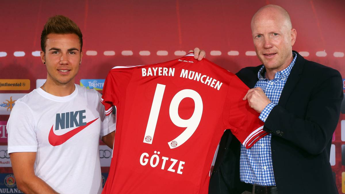 Sammer sorgt in München aber auch mit seinen Transfers für Furore. Im Sommer 2013 lotst er Dortmunds Mario Götze in die bayerische Hauptstadt. Ein Jahr später folgt Robert Lewandowski. Auch Javi Martinez, Thiago Alcantara und Arturo Vidal verpflichtet Sammer