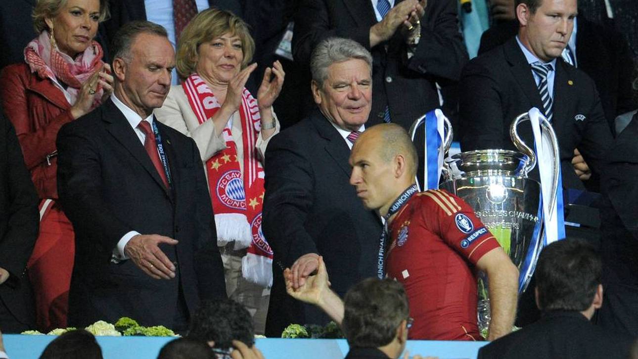 Karl-Heinz Rummenigge (l.) und Arjen Robben (vorne) sind nach der Final-Niederlage 2012 bitter enttäuscht