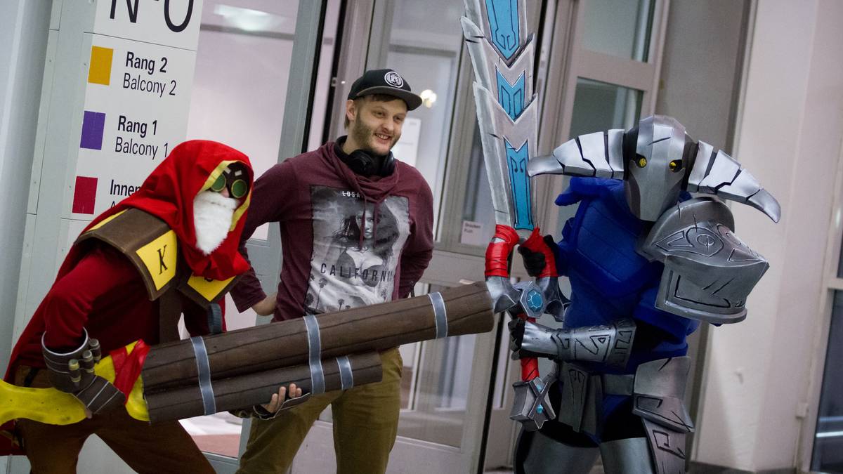 In der Rolle des Mann in der Mitte wollen wir nicht stecken, denn es herrscht Gefahr pur: Rechts "Sven", links "Sniper", der für viele einer der Einstiegshelden von Dota 2 ist