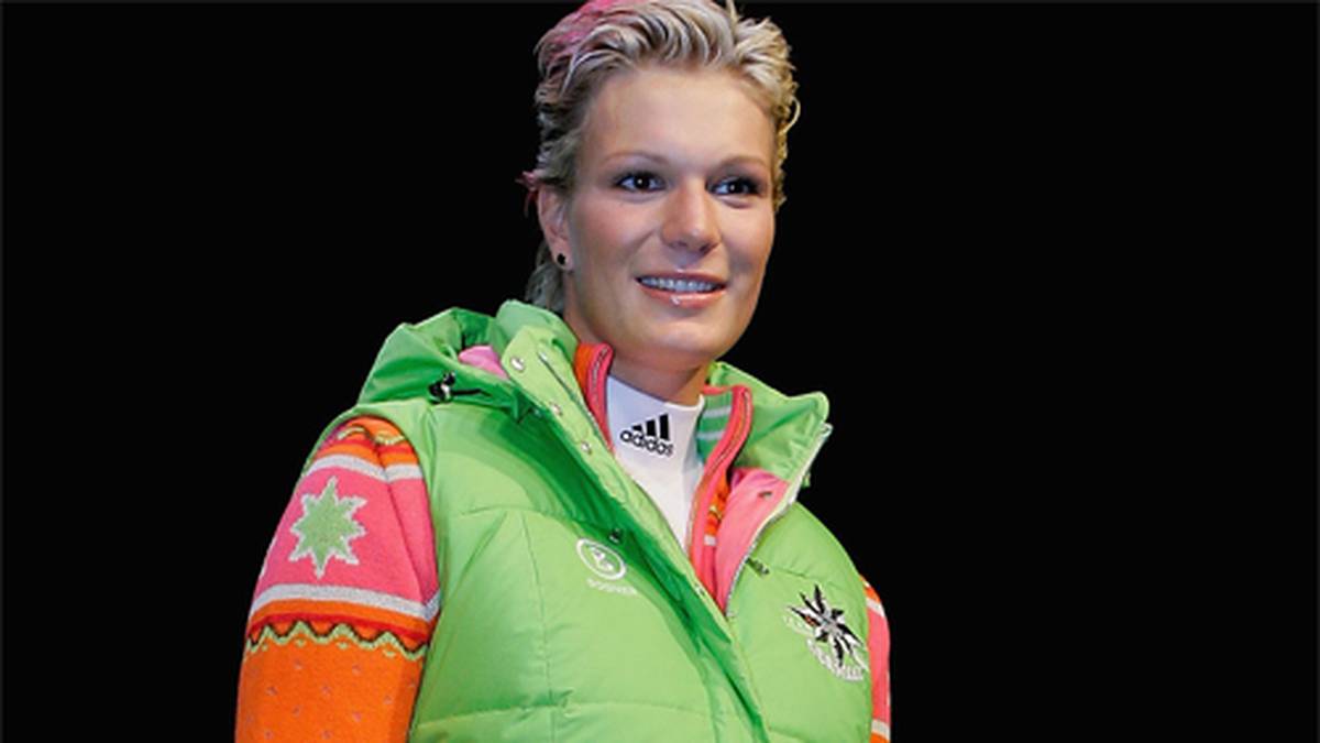 Die Garmisch-Partenkirchnerin arbeitet hart an ihrem Comeback, schließlich steht die Olympiasaison vor der Tür. Bei der Präsentation der Teamkleidung ist Riesch noch frohen Mutes....