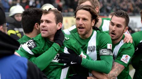 Preußen Münster gewinnt gegen den VfL Osnabrueck durch zwei Tore von Bischoff (l.)