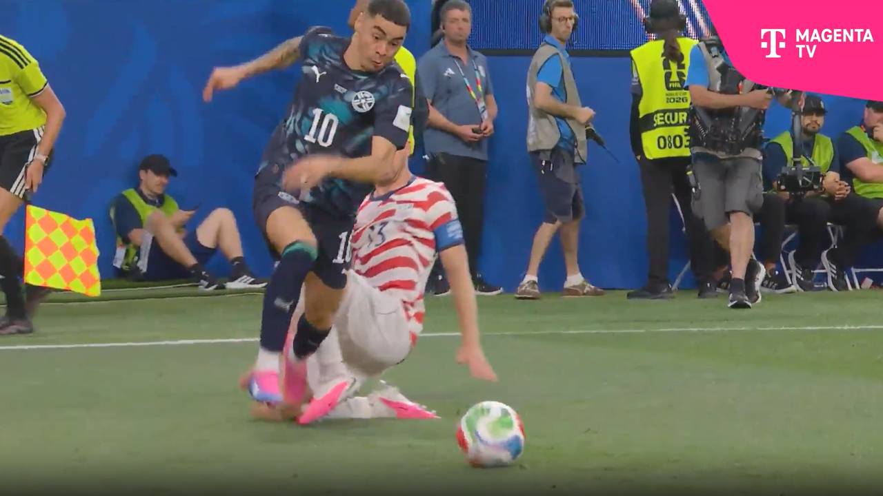 Schiri korrigiert Strafe! Spieler kann es nicht fassen
