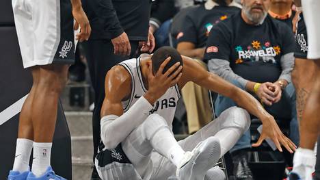 Victor Wembanyama muss nach einem harten Sturz früh raus und wird ins Concussion-Protokoll aufgenommen. Die Spurs verlieren gegen Portland, sein Einsatz für das nächste Spiel ist offen.