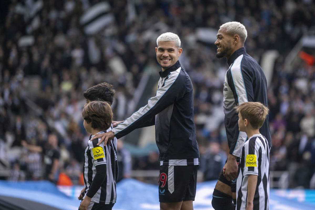 Bruno Guimarães (a sinistra) e Joelinton prima della partita contro il Tottenham