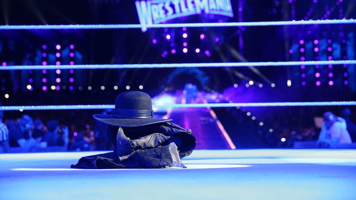 Nach über 26 Jahren bei WWE lässt der Undertaker seine Insignien im Ring zurück. Es sieht nicht so aus, als ob er noch einmal wiederkommt