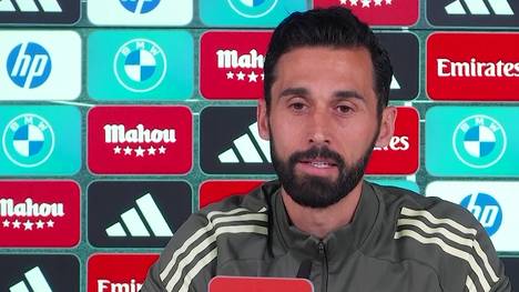 Auf einer Pressekonferenz beantwortet Álvaro Arbeloa eine Frage zu seiner Zukunft als Trainer von Real Madrid. 
