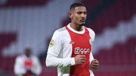 Fußball-Rekordmeister Ajax Amsterdam hat gegen die offiziell in den Niederlanden geltenden Corona-Quarantäne-Regeln verstoßen.